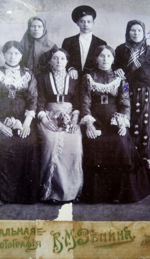 Анна нижн ряд справа и ее мама сверху